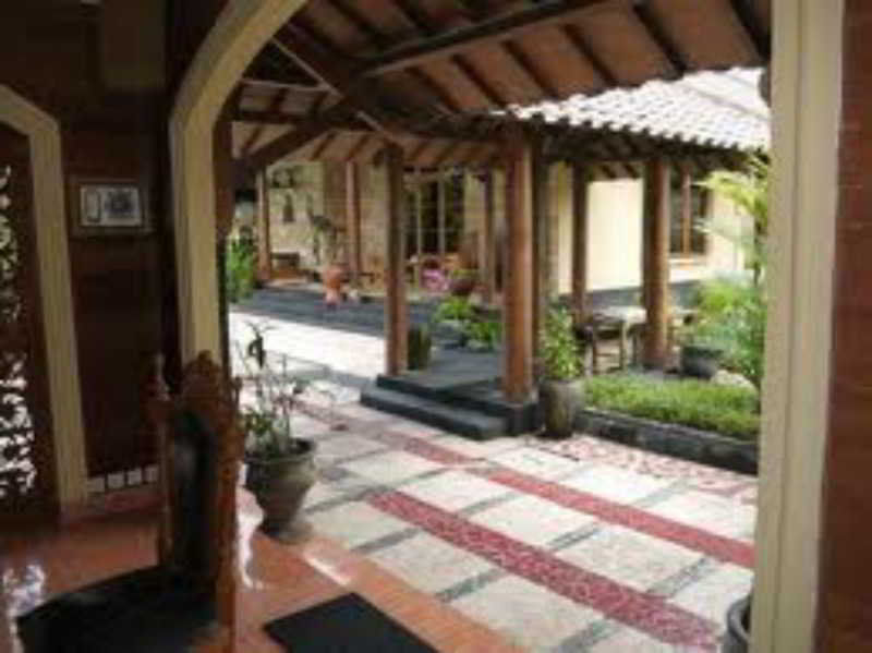 Отель Ndalem Bantul Gandok Экстерьер фото